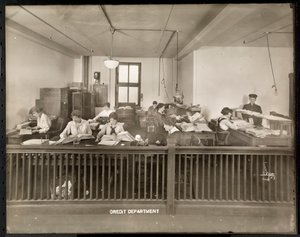 マントルランプ社（ニューヨーク、1915-16）のクレジットオフィスで働く男女（銀ゼラチンプリント） 作： Byron Company